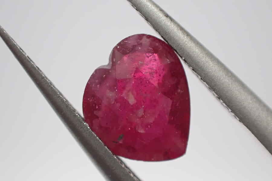 Broušený rubín - srdce 1,05ct