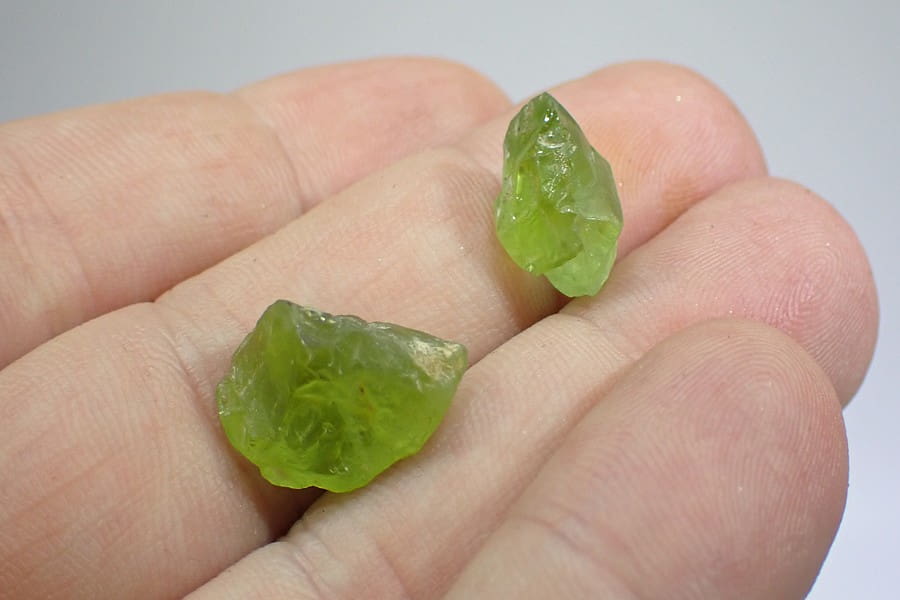 Peridot ( olivín ) drahokamové krystaly 10ct  a 6,8ct