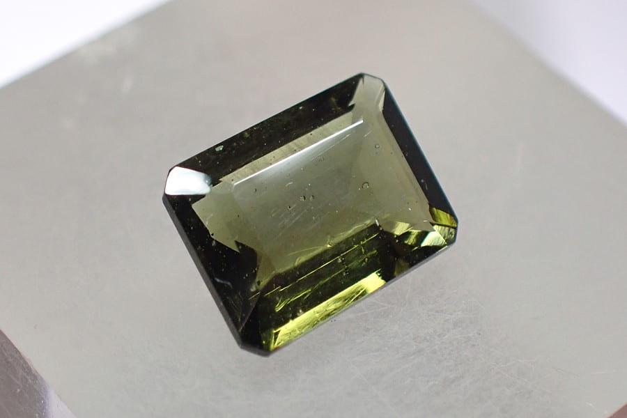 Broušený vltavín - obdelníkový brus 2,5ct 11,2x7,7x4,4mm