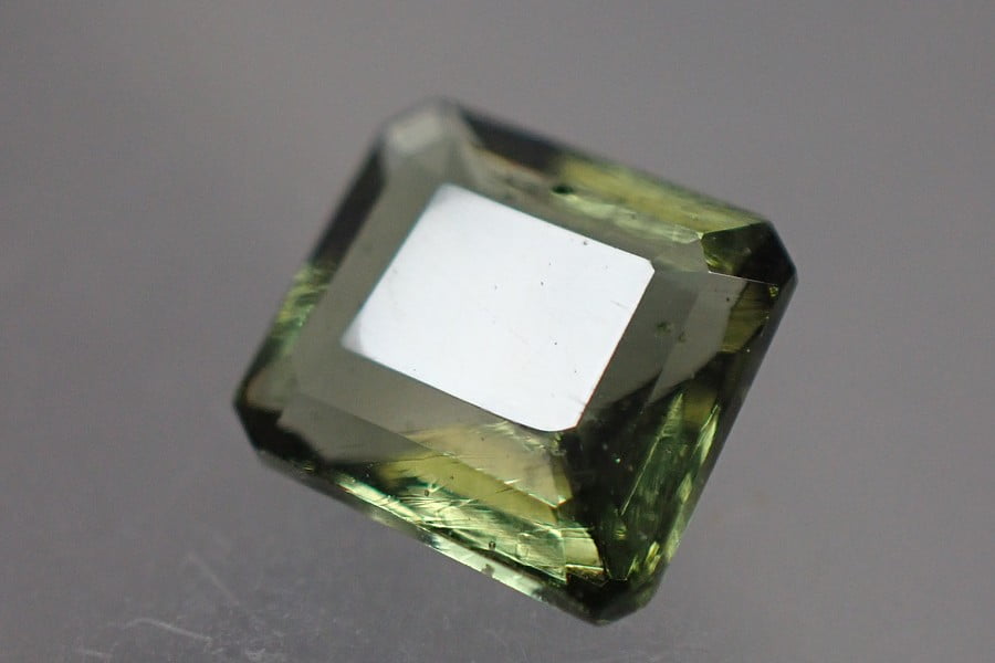 Broušený vltavín čtyřhran - 6,3x5,1x3 - 0,75ct