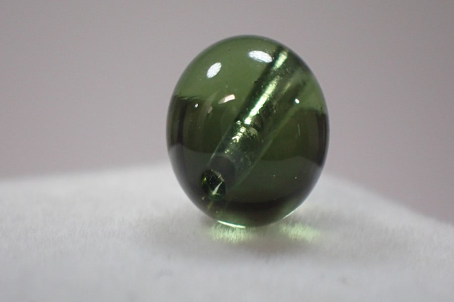 Korálek z přírodního vltavínu - Broušený vltavín Korálek 7,45x7,45mm 2,45ct